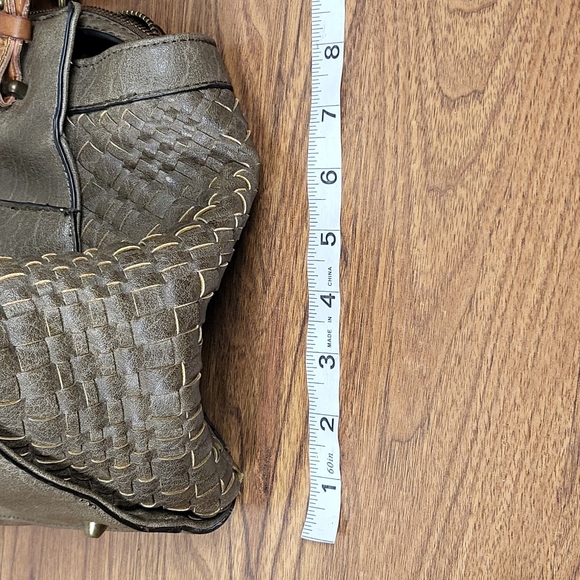 VIMODA WOVEN FAUX LEATHER CONVERTIBLE BAG - Picture 12 of 15